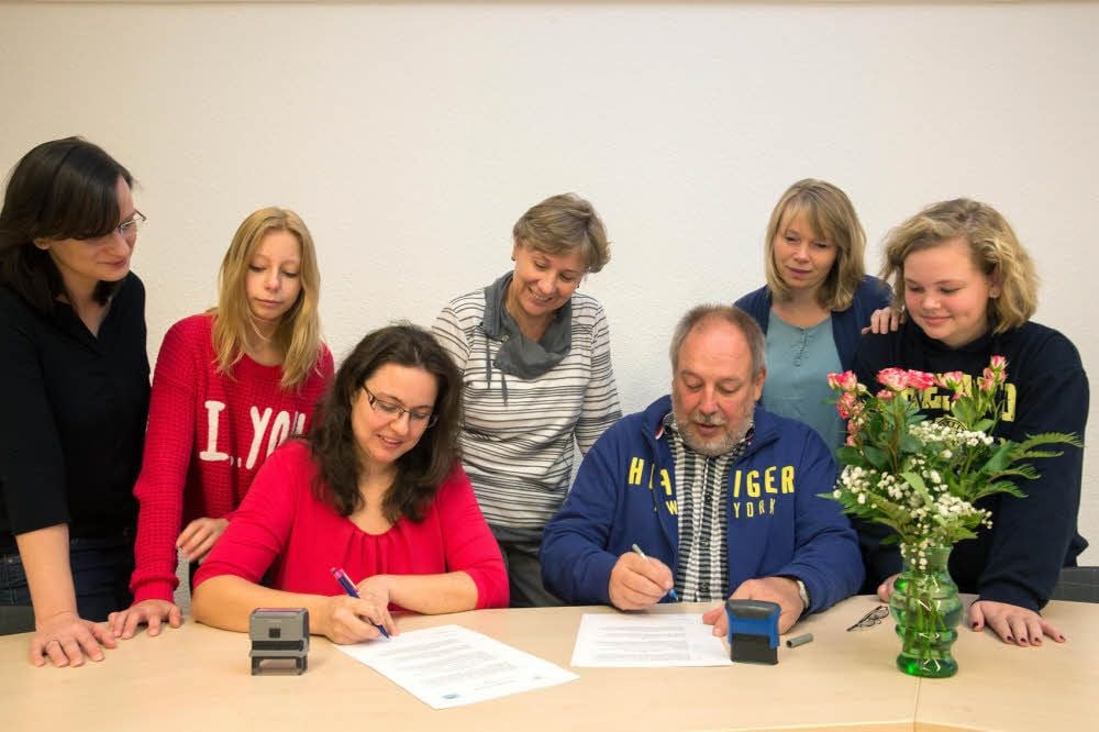 Feierlicher Akt: Christin Höge-Junge, Lea Kollmann, Anja Götze, Irina-Kirsten Springel, Thomas Felber, Cindy Saul und Lilly Unruh (v.l.) nahmen an der Unterzeichnung der Kooperationsvereinbarung in Jessen teil.