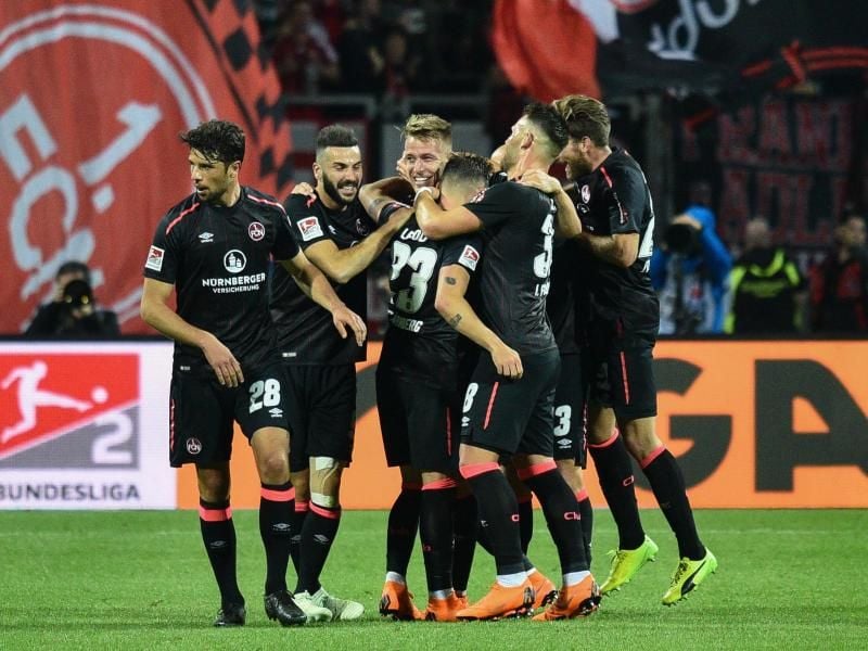 Die Spieler des 1. FC Nürnberg feiern das Tor zum 1:0 gegen Eintracht Braunschweig durch Ondrej Petrak (M). Foto: Nicolas Armer