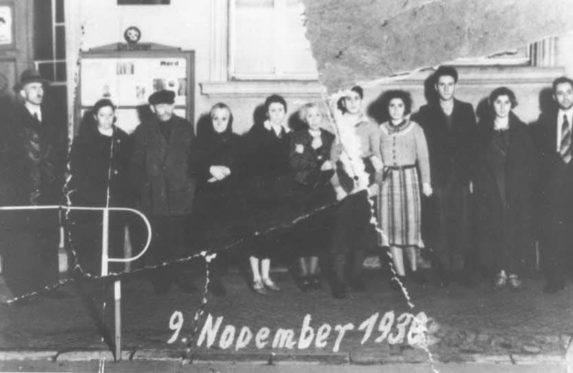 Ein Foto nach der Pogromnacht in Jeßnitz, das zerrissen war: Es zeigt unter anderem das Ehepaar Charlotte und Fritz Herz(r.)