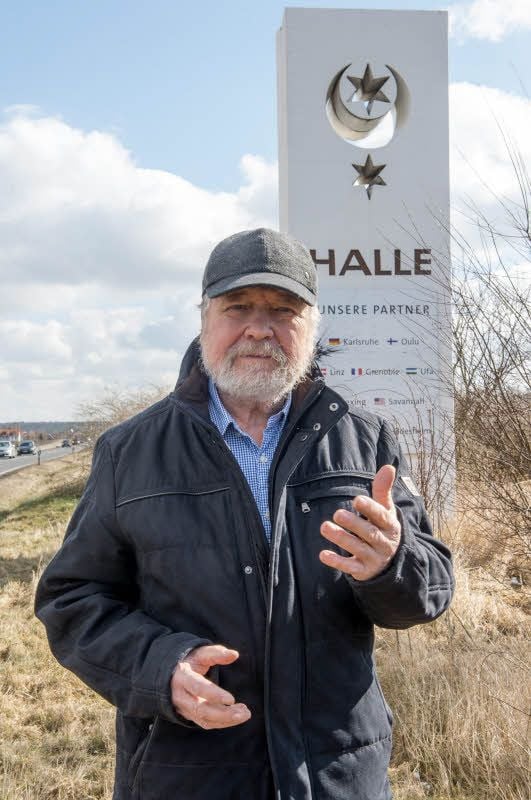Eberhard Kull vor einer seiner Säulen - hier aus Richtung Salzmünde