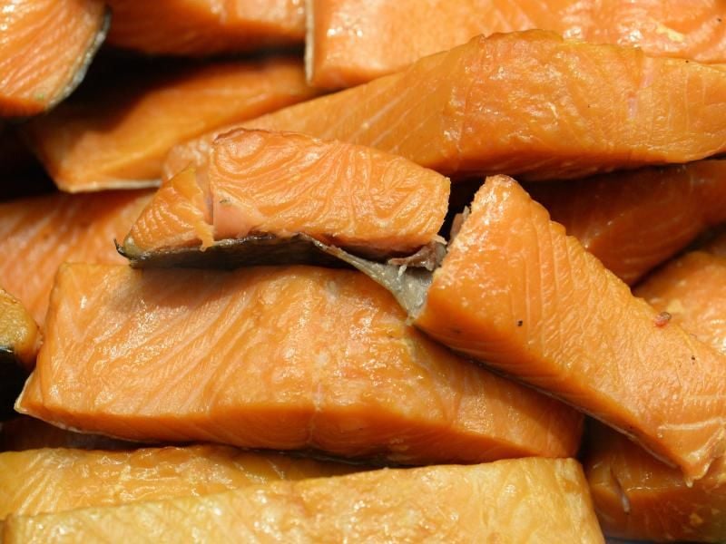 Das Geheimnis einer guten Lachssuppe ist, dass neben frischem auch geräucherter Lachs verwendet wird. Foto: Andrea Warnecke