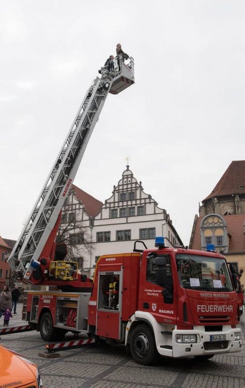 Von der Drehleiter der Feuerwehr auf Naumburg schauen: Das ist während der Tageblatt/MZ-Automesse am 18.Mai möglich.