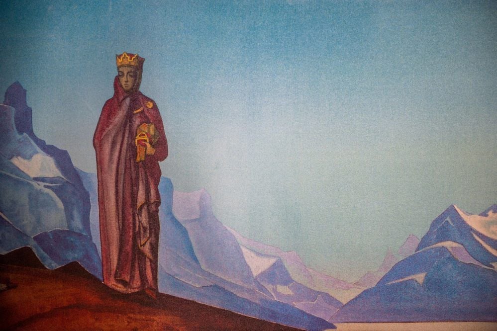 „Die Hüterin der Welt“ betitelt der russische Maler Nikolaj Roerich (1874-1947) sein 1933 entstandenes Bild mit der Uta, der berühmtesten der zwölf Stifterfiguren des Naumburger Doms. Eine Reproduktion ist in der neuen Ausstellung des Naumburger „Turbinenhauses“ zu sehen.