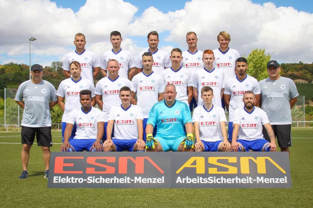 Der FC RSK Freyburg vor der neuen Saison, allerdings nur mit einem Teil seines großen Aufgebotes, weil noch immer einige Spieler im Urlaub beziehungsweise verletzt sind - hinten, v.l.: Hannes Katzbeck, Lennard Meyer, Pierre Gottschalk, Ronny Hagge, Jonas Weise; Mitte, v.l.: Co-Trainer Steffen Giese, Stefan Lehwald, Christian Haberzettl, Max Schirner, Hannes Niebling, Constantin Kitzmann, Sergio Adrian Savanha, Trainer Thomas Kirchhoff; vorn, v.l.: Chadreque Elias Cambaco, Marcel Rosenberg, Denis Hörnig, Nils Standke, Chris Linge.
