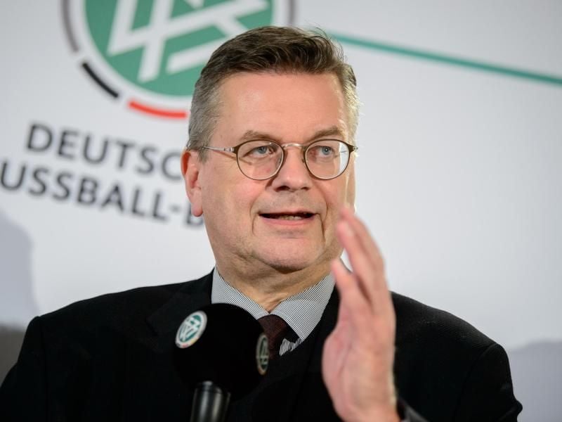 Sieht keine Auswirkungen der Sommermärchen-Affäre auf die EM-Bewerbung 2024: DFB-Präsident Reinhard Grindel. Foto: Sina Schuldt