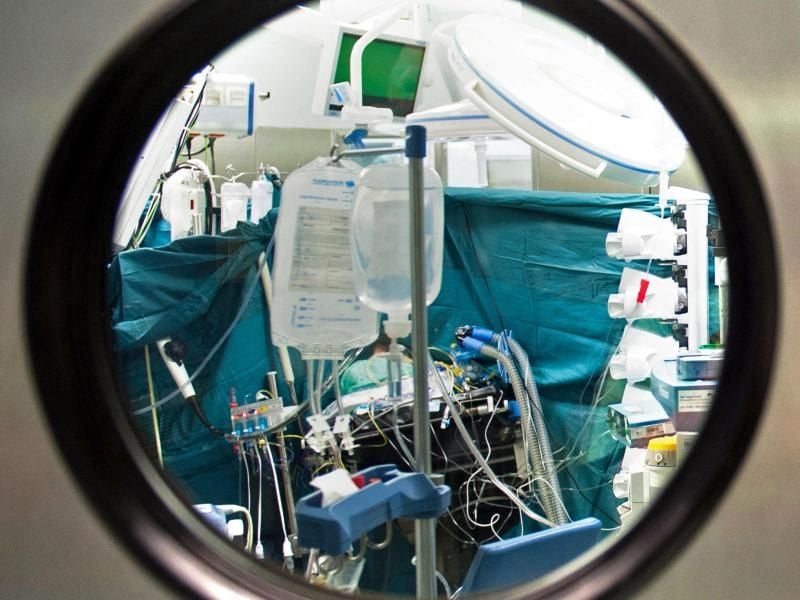 Blick in ein OP-Saal: Chirurgen verhalfen mehreren querschnittgelähmten Patienten mit einem neuen Verfahren zu Arm- und Handbewegungen. Symbolbild: Maurizio Gambarini Foto: Maurizio Gambarini