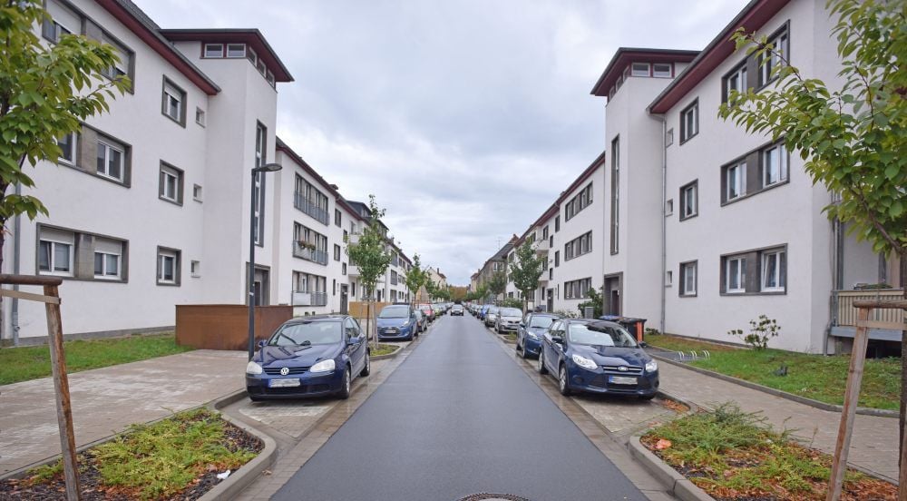 Sanierte Häuser und Straßen im Bitterfelder Dichterviertel