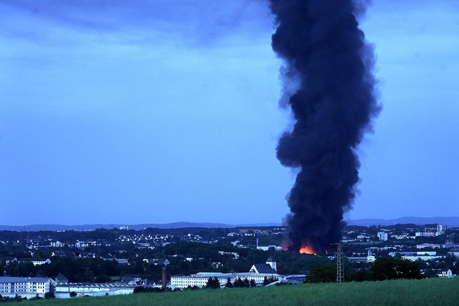 Diez: Eine Rauchsäule von einem Großbrand steigt in den Himmel.