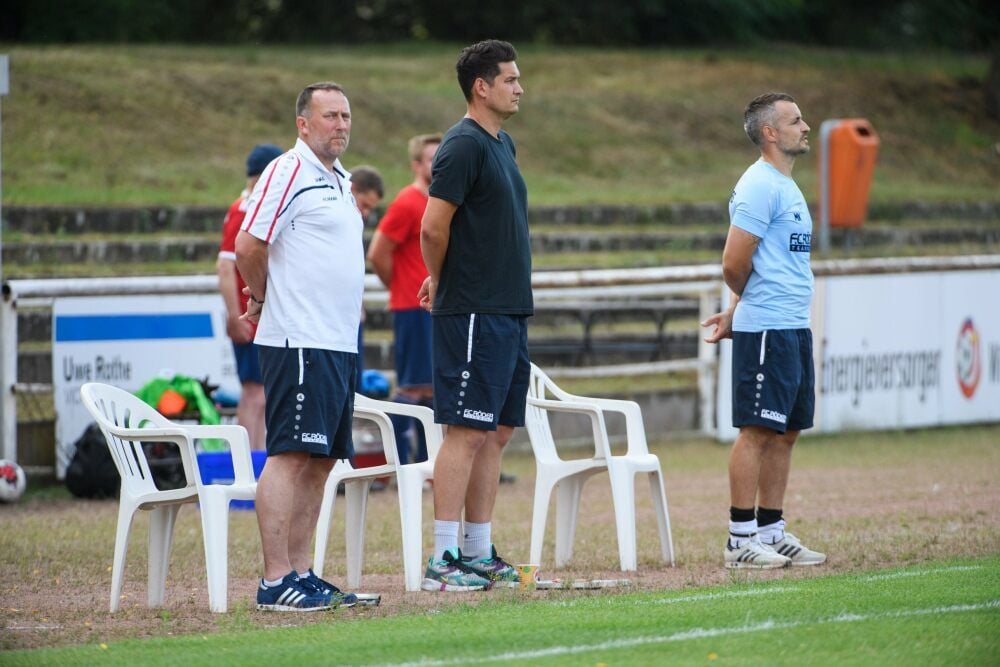 Vor dem Anpfiff - hier das SCN-Trainergespann Matthias Krause (v.r.), Martin Pastuschek und Jörg Hanisch - gab es eine Gedenkminute für den kürzlich verstorbenen großen Unterstützer des Naumburger Fußballs, Josef Klieber (wir berichteten).