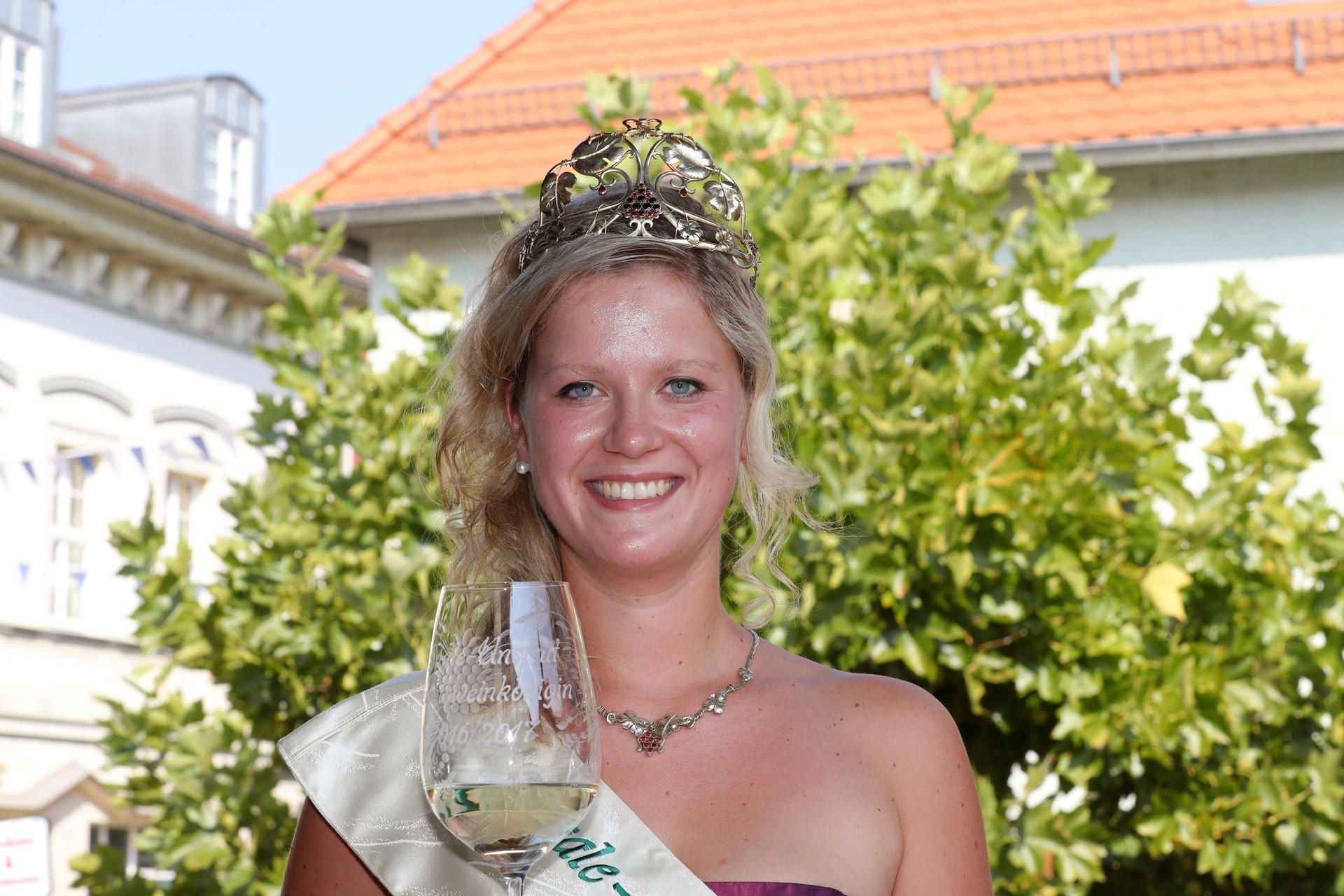 Jenny Meinhardt ist amtierende Weinkönigin der Region Saale-Unstrut. Wer folgt ihr im Amt?