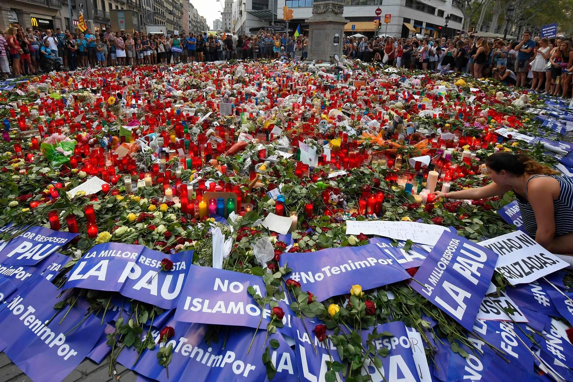 Blumen in Gedenken an die Opfer der Anschläge