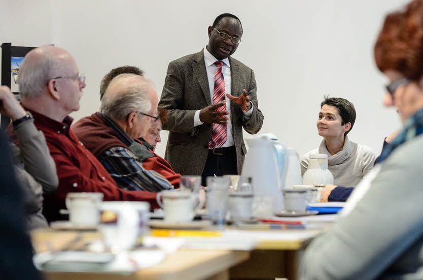 Die SPD-Bundestagsabgeordneten Karamba Diaby und Daniela Kolbe (rechts, sitzend) diskutierten mit Rentnern.