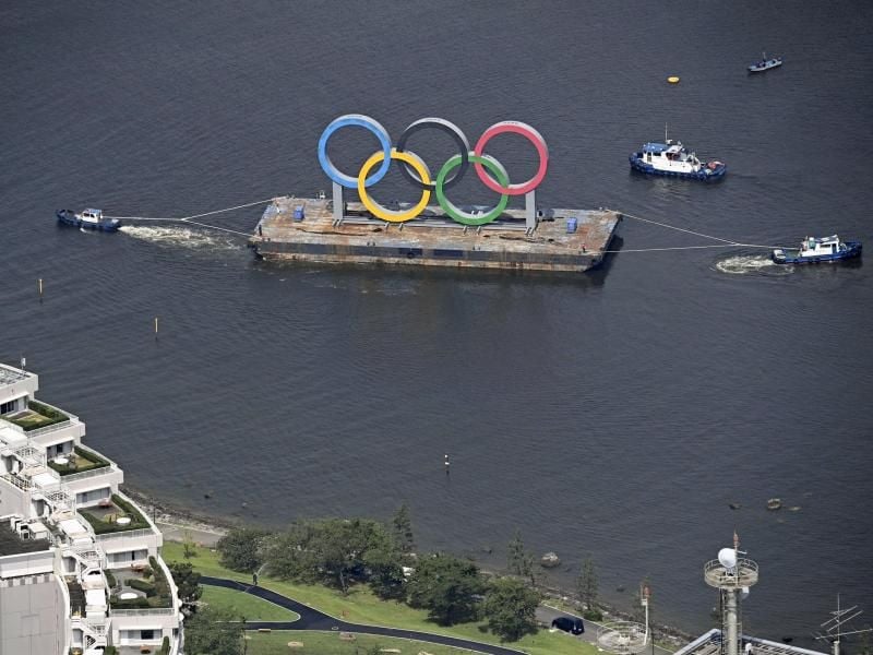 Die Olympischen Ringe werden in der Bucht von Tokio zu Instandhaltungsarbeiten entfernt. Foto: -/kyodo/dpa