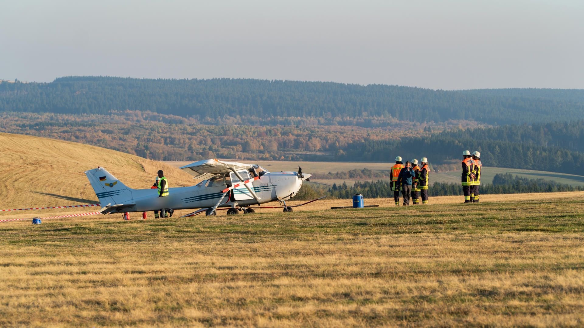 Das Kleinflugzeug hatte bei einer missglückten Landung eine Absperrung des Flugplatzes durchbrochen und Passanten auf einem Gehweg erfasst.