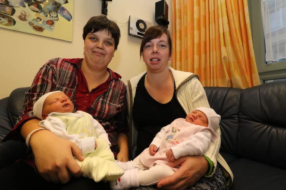 Cindy Stahr mit Tim (links) und Ellen Hennig mit Sophie - die beiden Kinder wurden genau zur selben Zeit geboren.