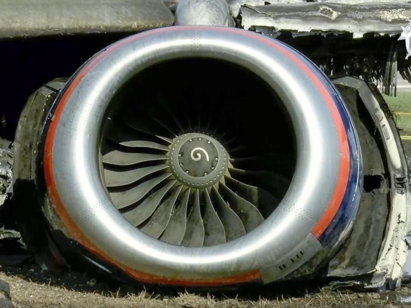 Ein Triebwerk der Maschine des Typs Suchoi Superjet-100: Am Moskauer Flughafen ging die Maschine bei der Notlandung auf dem Rollfeld in Flammen auf. Foto: Russian Investigative Committee/AP