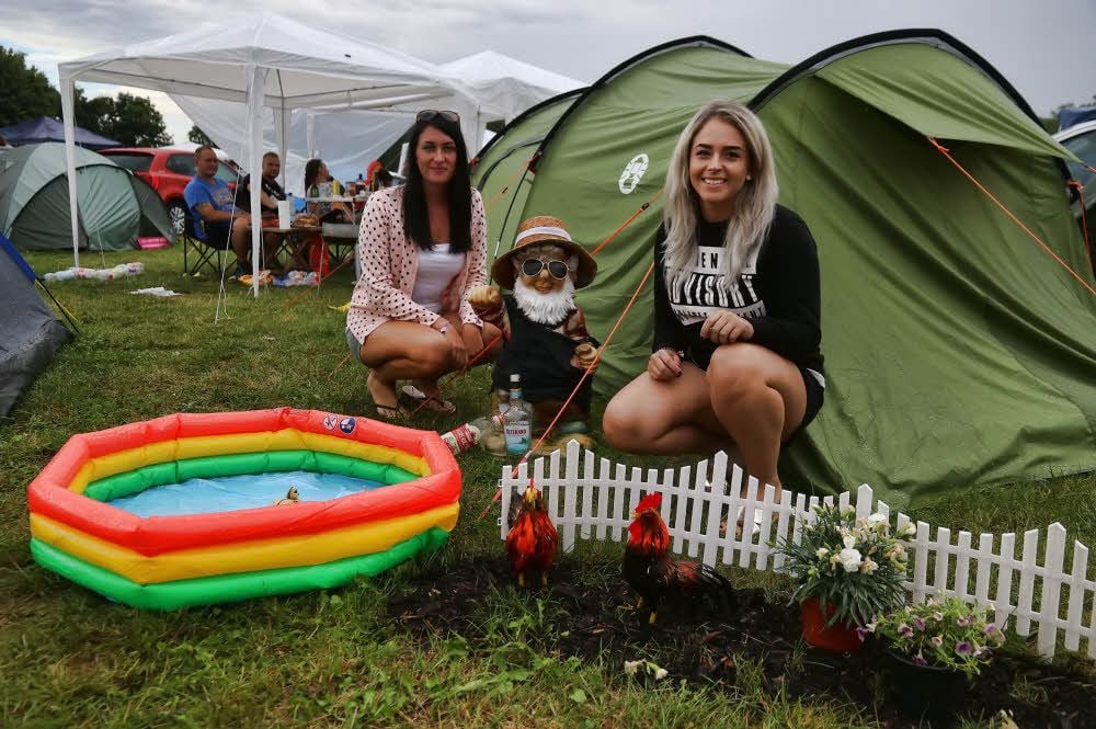Cindy Haschke und Alexandra Kessler (v.l.) mit Vorgarten, Gartenzwerg und Pool beim Love Sea Festival in Kelbra