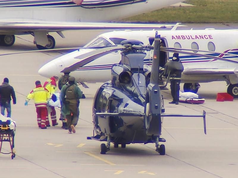 Das mutmaßliche Clan-Mitglied wird am Flughafen Hannover von einem Hubschrauber der Bundespolizei in ein Privatflugzeug getragen. Foto: Amadeus Sartorius/Hannoverreporter/dpa