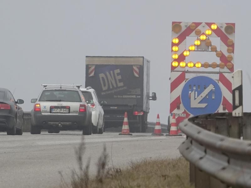 Autos fahren über die Rader Hochbrücke. Foto: Carsten Rehder/Archiv