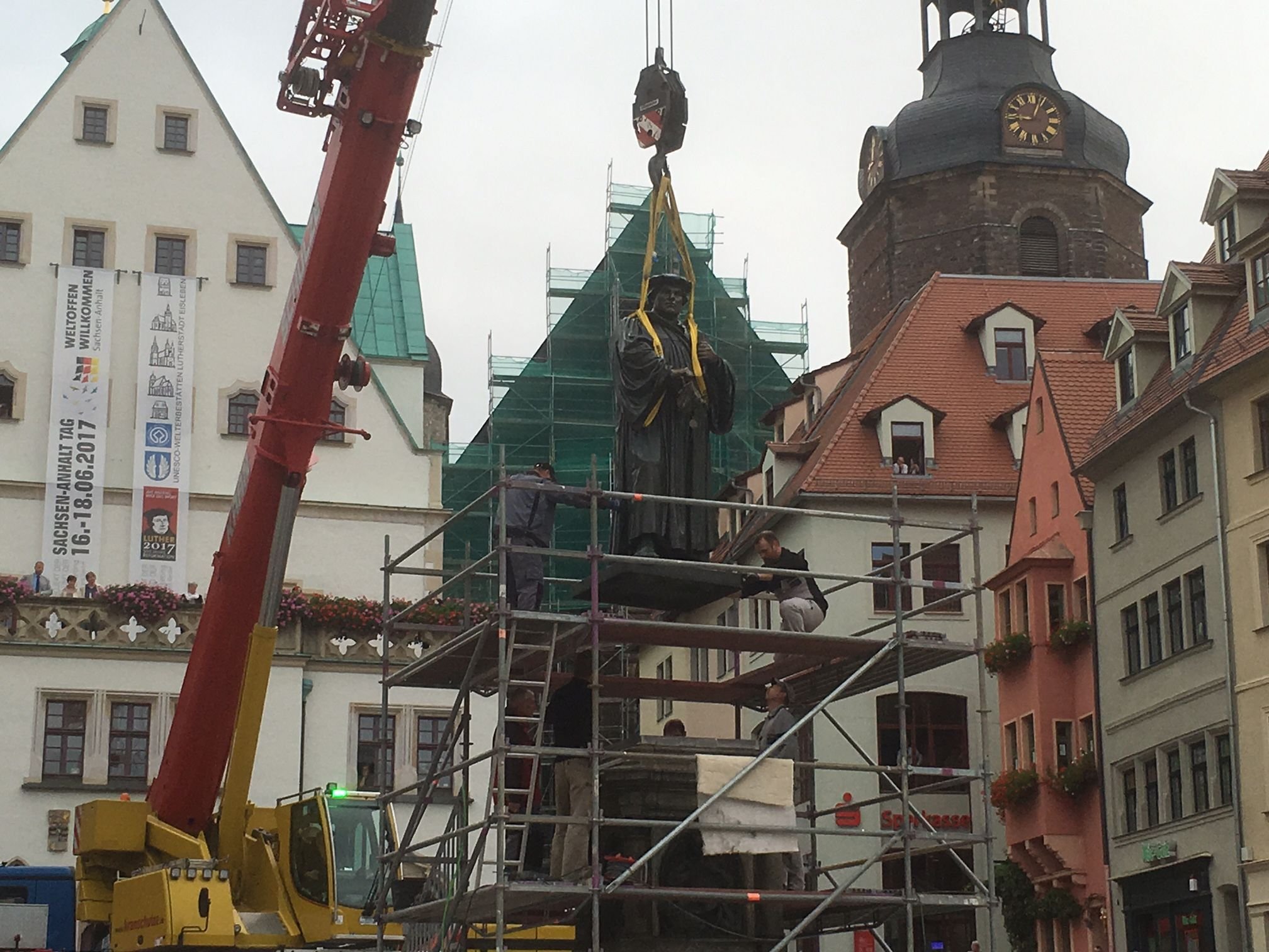 Das Lutherdenkmal wurde nach der Restaurierung wieder auf seinen Sockel am Marktplatz gehoben.