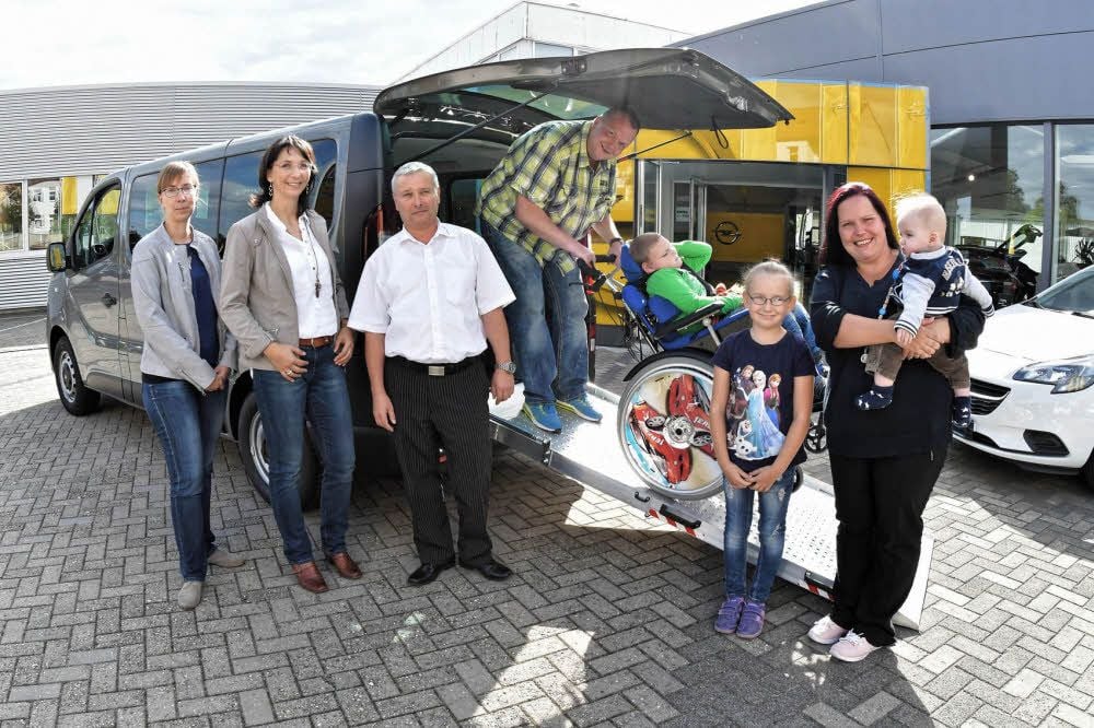 Nadine Lathan, Sozialamt, Karina Knape-Arndt, Referentin des Sozialdezernenten, und Michael Funke vom Autohaus gratulieren zum neuen Auto.