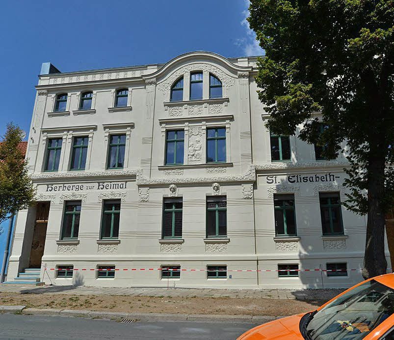 Die prächtige Fassade des Gebäudes Auf dem Graben 75 in Aschersleben mit den historischen Inschriften von vorn.