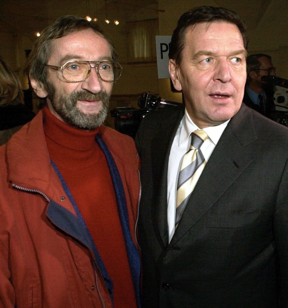 Gerhard Schröder (r.) mit seinem Halbbruder Lothar Vosseler im Jahr 2000.