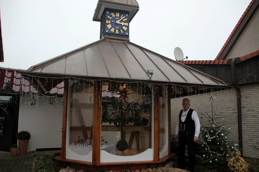 Gerald Stegert an seinem „Uhrenhaus“ in Wulfen