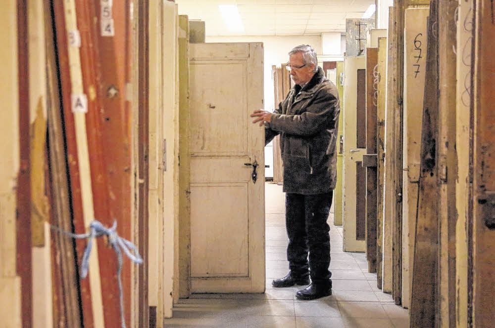 Horst Schöne sieht sich die Türen im Depot für historische Baustoffe an. Sie sollen bei der Sanierung alter Häuser neue Verwendung finden.