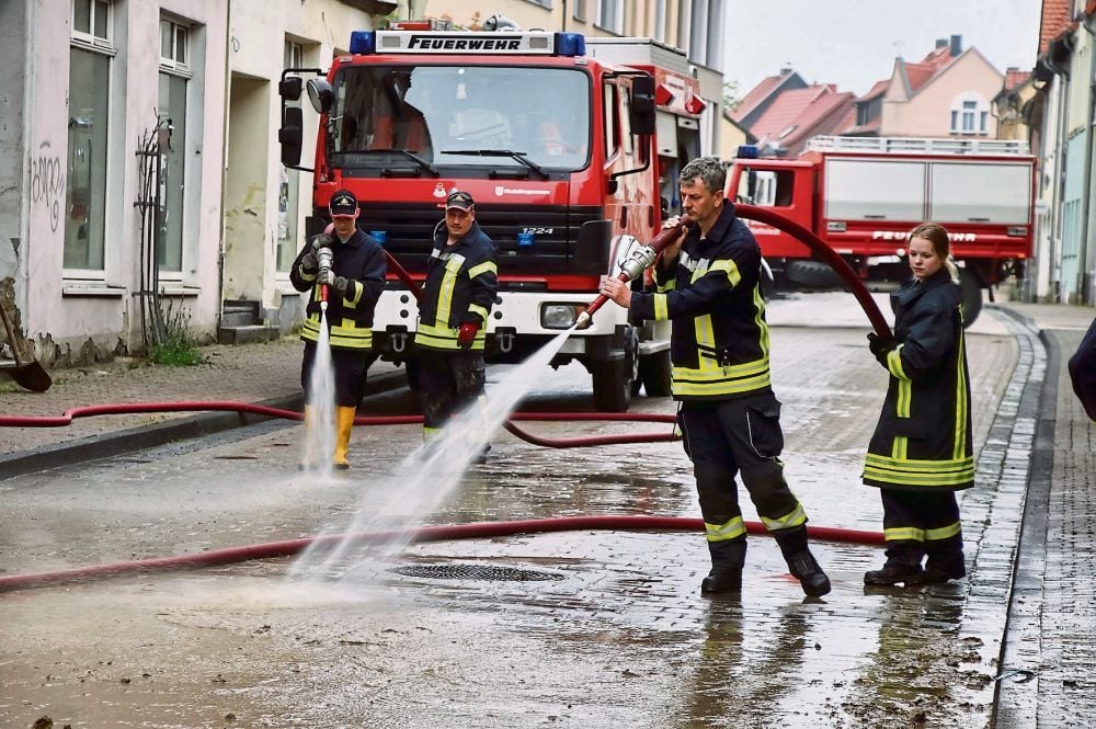 Mit Wasserkraft ging die Feuerwehr gegen die hartnäckigen Schlammmassen am Freimarkt und der Hadebornstraße in Hettstedt zu Werke.