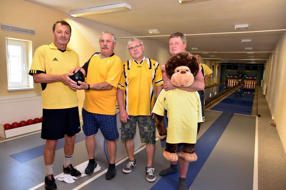 Die Aktiven von Schwarz Gelb Deuben feiern ihr 70. Vereins-Jubiläum. Mit dabei sind auch die Kegler wie auf unserem Bild (v.l.) Heinz Markefka, Eberhard Beddies, Peter Schwarick und Dieter Prothmann mit ihrem Maskottchen.