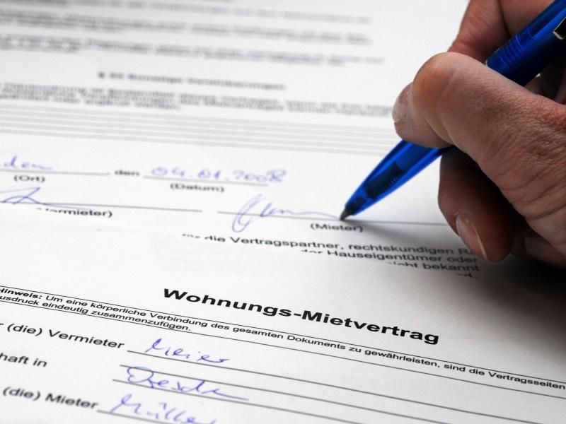 Eine Klausel im Mietvertrag, wonach die Verjährungsfrist für beide Parteien mit Beendigung des Mietverhältnisses beginnt, kann unwirksam sein. Foto: Jens Schierenbeck/dpa