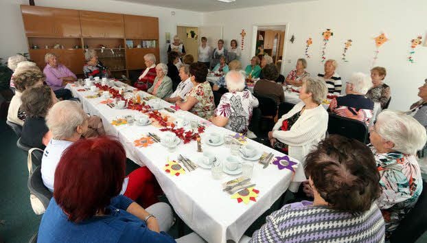 In großer Runde wird der Tag in der Einrichtung in Annaburg verbracht, bei Gesprächen, Musik, Mittagessen und Kaffeetrinken.