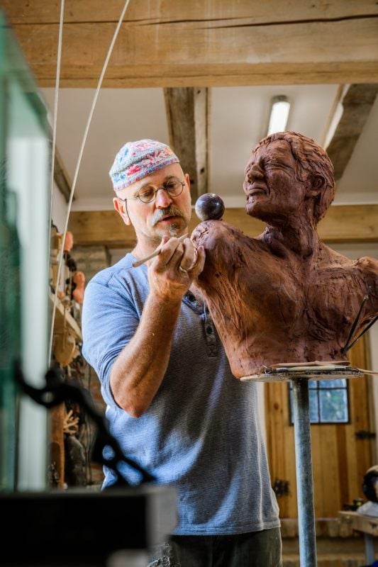 An der Lehmbüste, so Roland Lindners Einladung an die Gäste des Tages des offenen Ateliers, kann sich jeder schöpferisch betätigen.