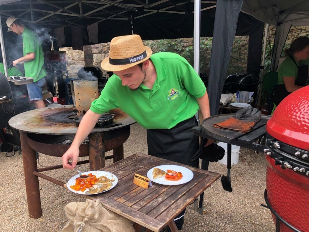 Viel Mühe gibt sich hier das Leipziger Team „Grill-Wiese“ beim Anrichten. Für den Sieg reichte es am Ende aber nicht.