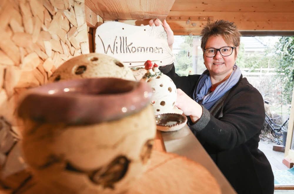In ihrem kleinem Lädchen in einem Gartenhaus in Alt Scholitz bietet Yvonne Seifarth jeweils mittwochs am Nachmittag handgetöpferte Arbeiten an in „Wonne’s Tonart“.