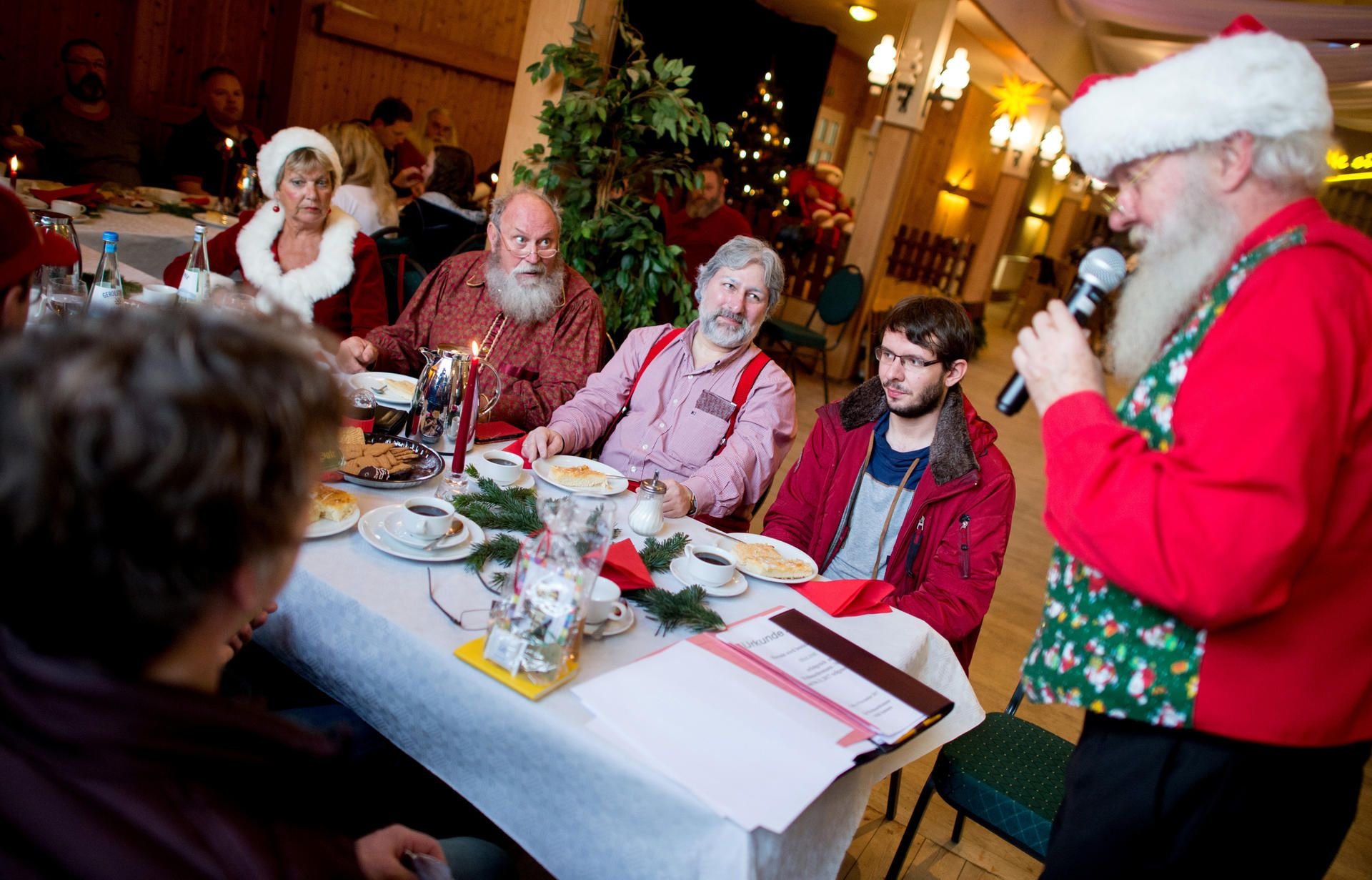 Willi Dahmen hält einen Vortrag bei der Weihnachtsmann-Schulung in einem Ortsteil von Celle in Niedersachsen.