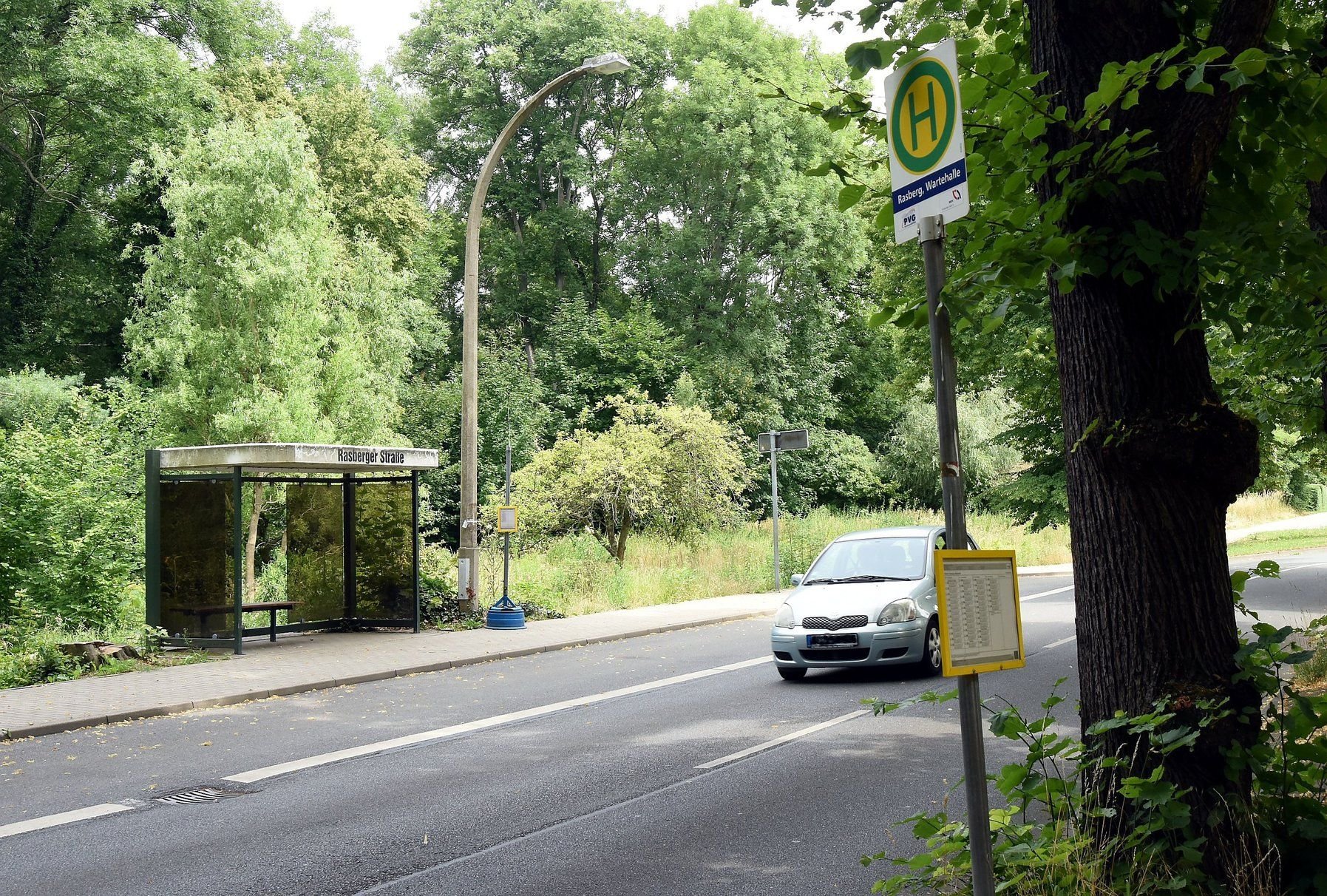 Die Haltestellen werden aus dem Baustellenbereich herausgenommen und in die Clara-Zetkin-Straße verlegt. Dort bleiben sie dann auch.