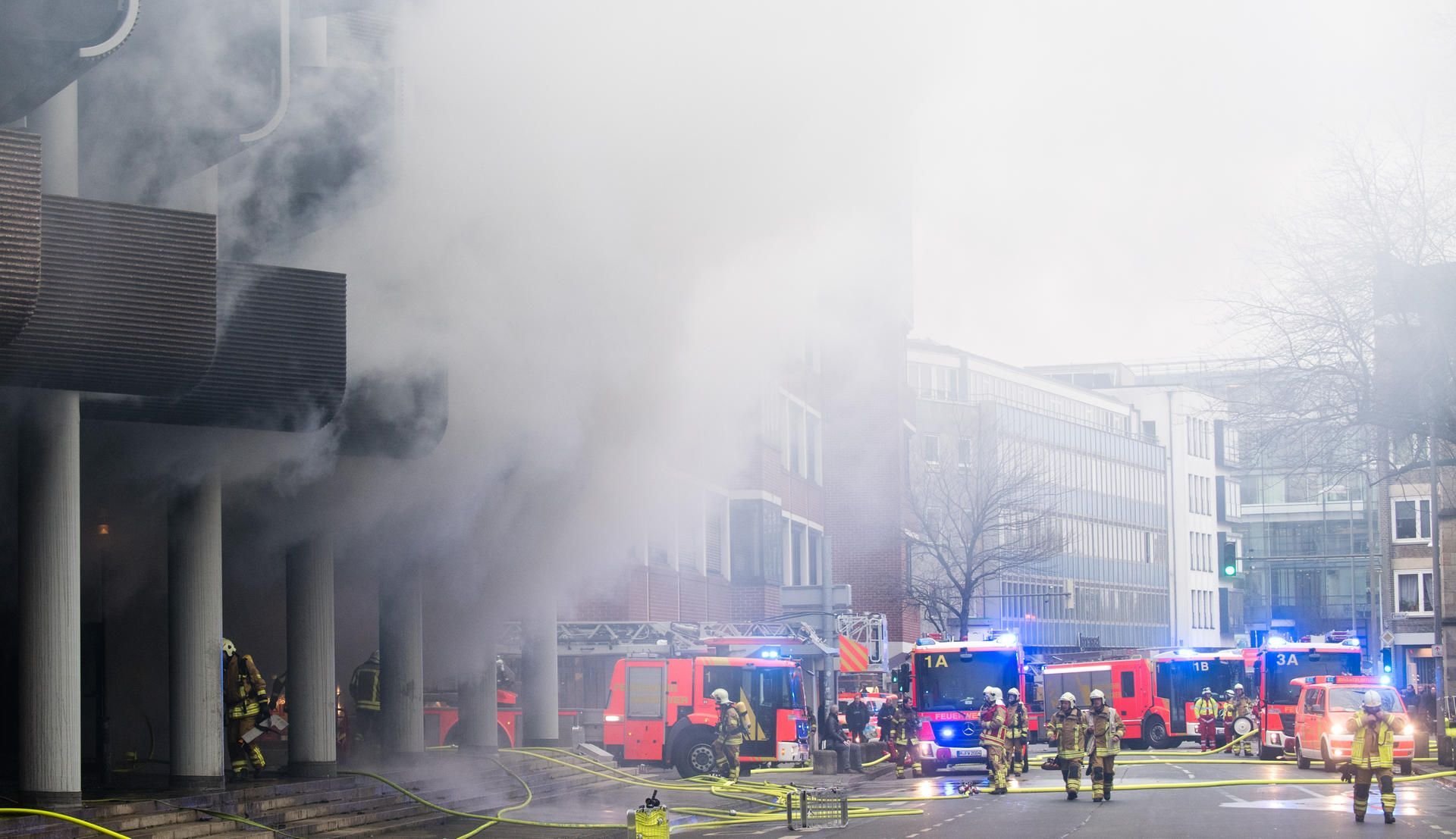 Der Brand im Parkhaus in Hannover ist für die Feuerwehr am Dienstag ein Großeinsatz.