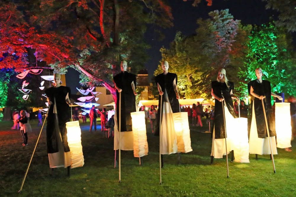 Begegnung im Park mit den Stelzern.
