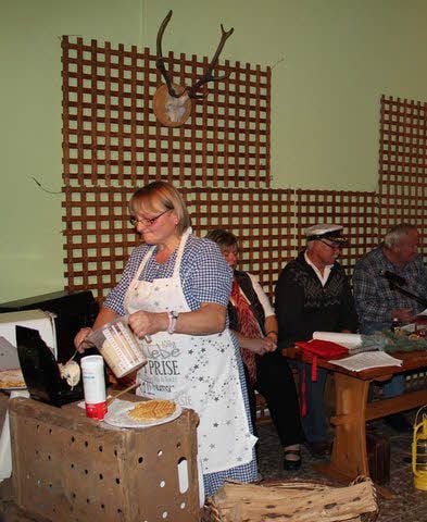 Hüttenwirtin Resi (Petra Schneider) bäckt süße Waffeln für ihre Gäste.