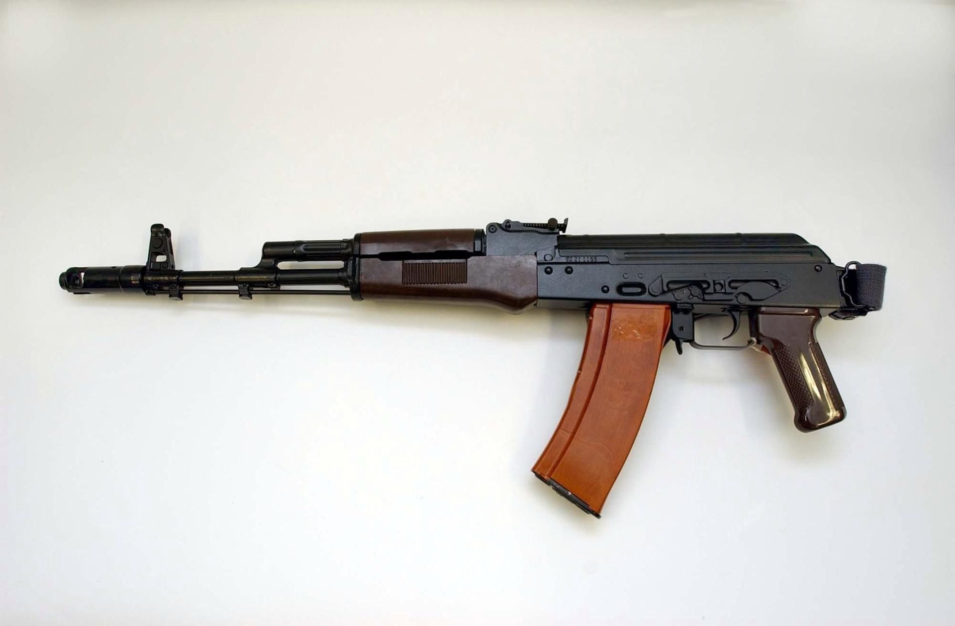Die Maschinenpistole Kalaschnikow AK 47 mit dem markant gekrümmten Magazin gehört zu den am meisten verbreiteten Waffen der Welt,