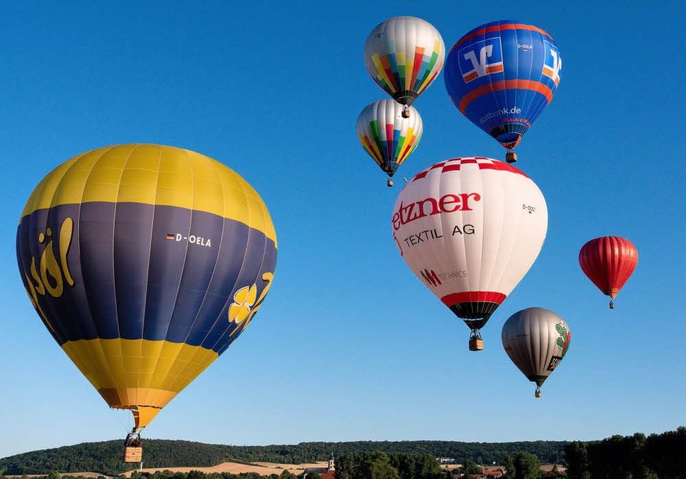 Zweimal täglich kann man derzeit über Laucha dieses spektakuläre Bild sehen, wenn gleich eine ganze Heißballon-Gruppe in den Himmel steigt.