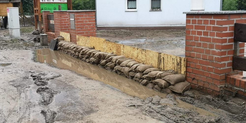 Mit Sandsäcken haben die Anwohner und Feuerwehren die Grundstücke im Seegebiet gesichert.