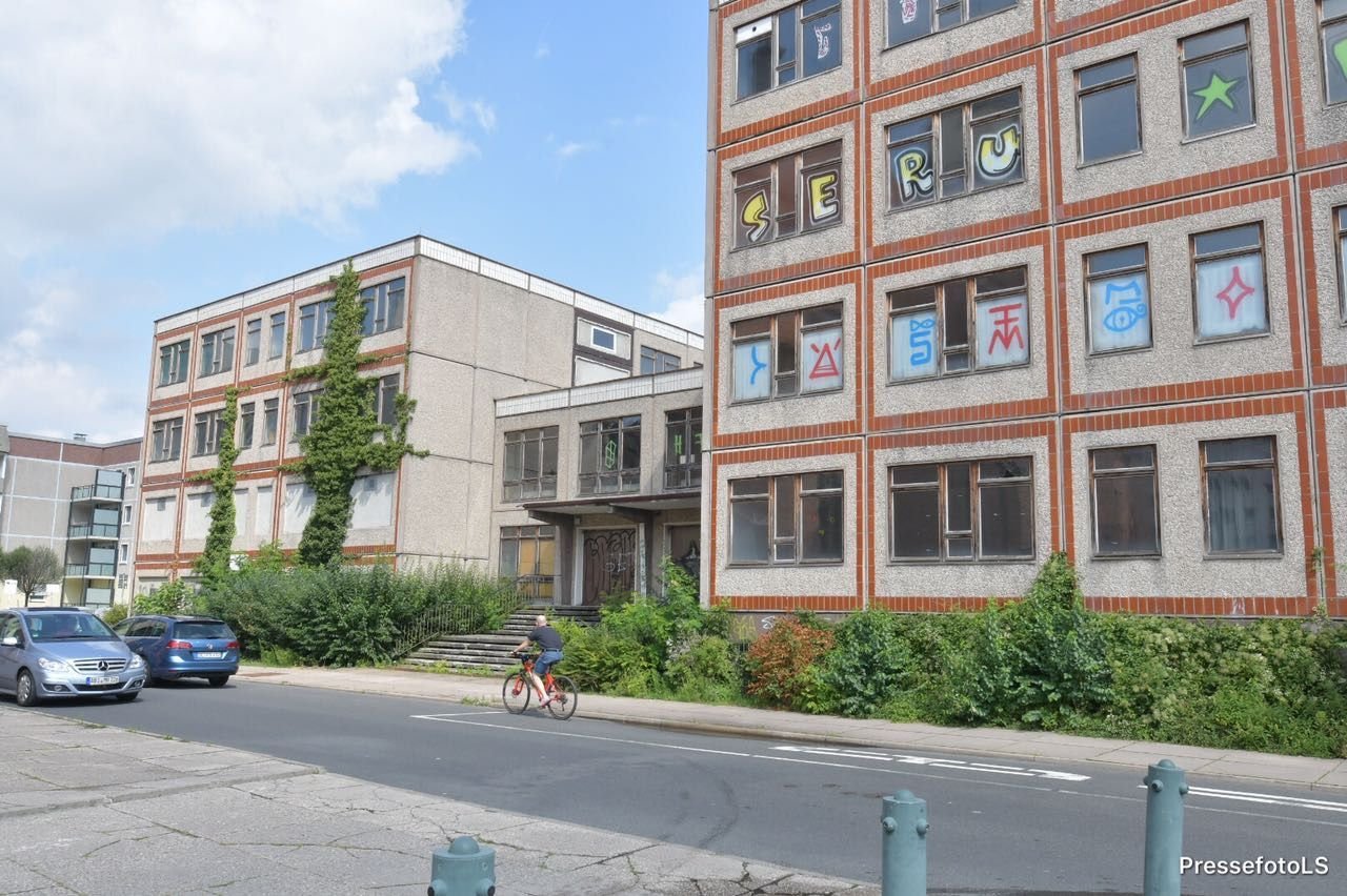 In der Nähe der alten Schule am Schlossplatz in Dessau-Roßlau soll die 56-jährige Frau vergewaltigt worden sein.