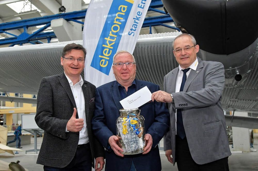 Zur Elektroma-Firmenfeier gab es eine Spende für die Katrin-Budai-Thyrolf-Stiftung. Im Bild: Lutz Reimann, Günter Thyrolf und Ralf Matheis.