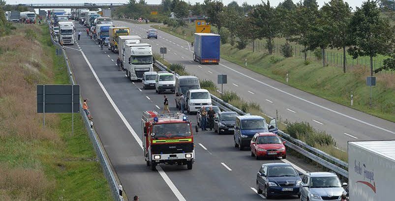 Eine Rettungsgasse wie aus dem Lehrbuch.