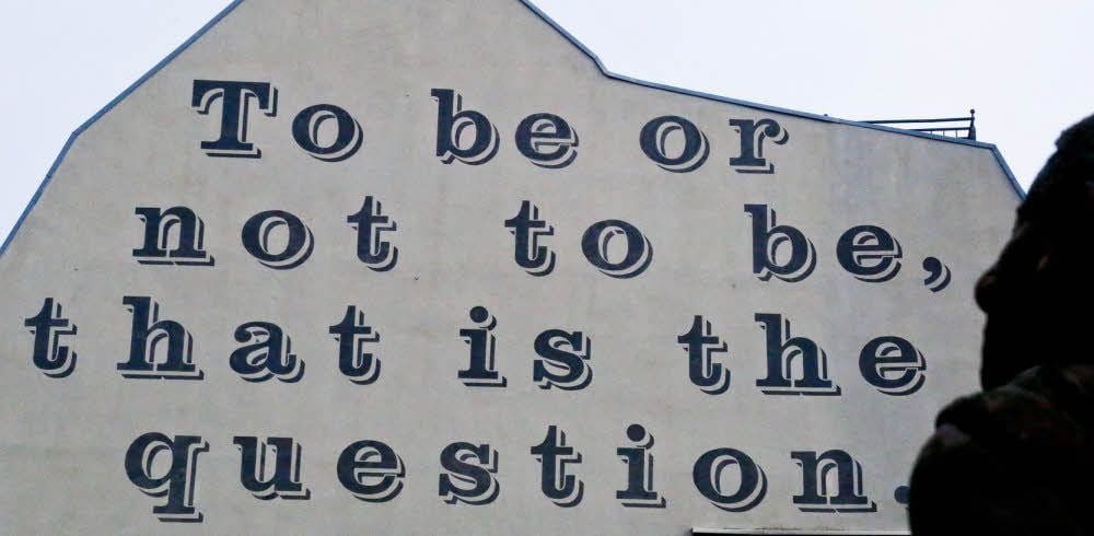 Vielsagende Inschrift an der Giebelwand des Neuen Theaters in Halle.