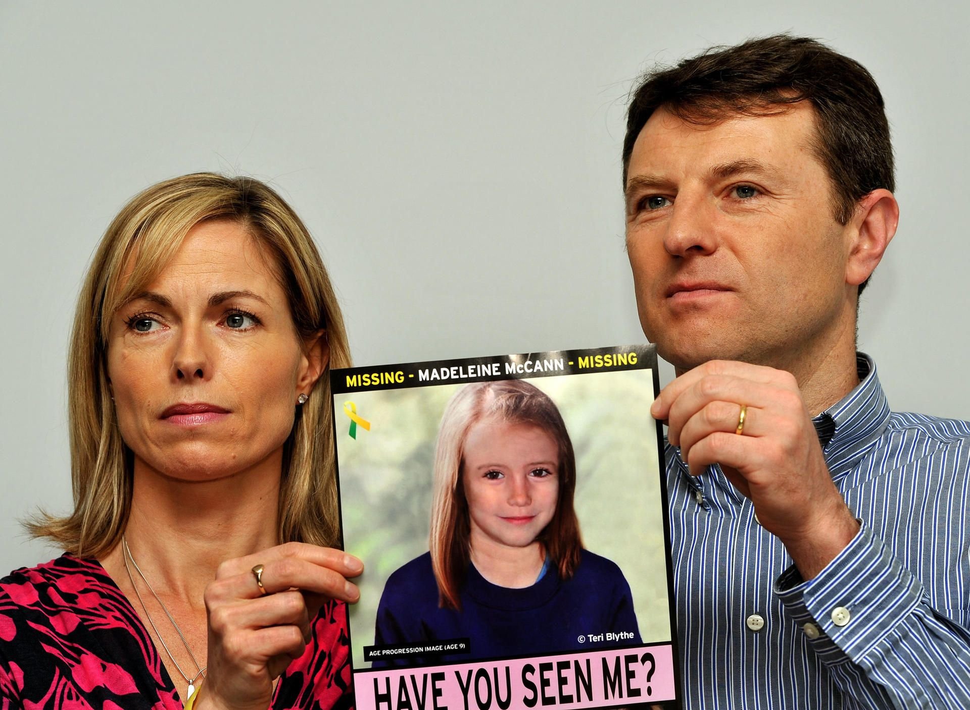 Kate und Gerry McCann, Eltern der vor 13 Jahren verschwundenen Britin Madeleine „Maddie“ McCann, halten bei einem Such-Aufruf das Foto ihrer Tochter.