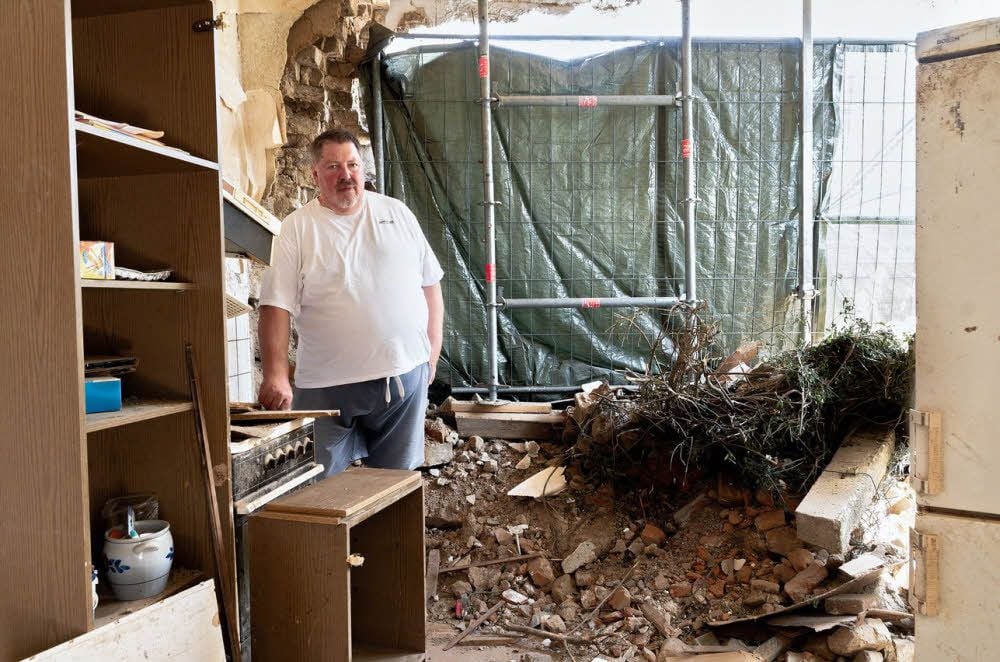 Maik Pohle steht in der völlig verwüsteten Küche seines Wohnhauses in Schafstädt. Vor zwei Monaten war darin ein Lkw zum Stillstand gekommen.